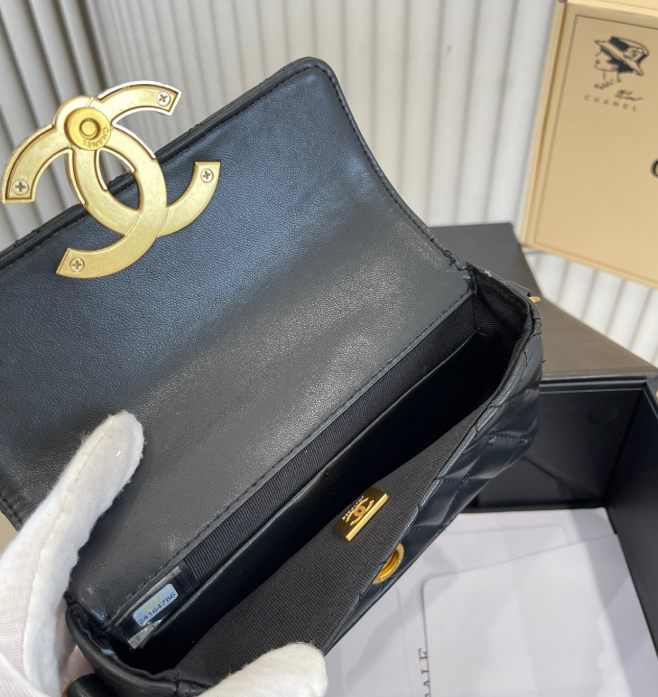 ビッグなCCが可愛い☆CHANEL フォンケース ラムスキン ブラック